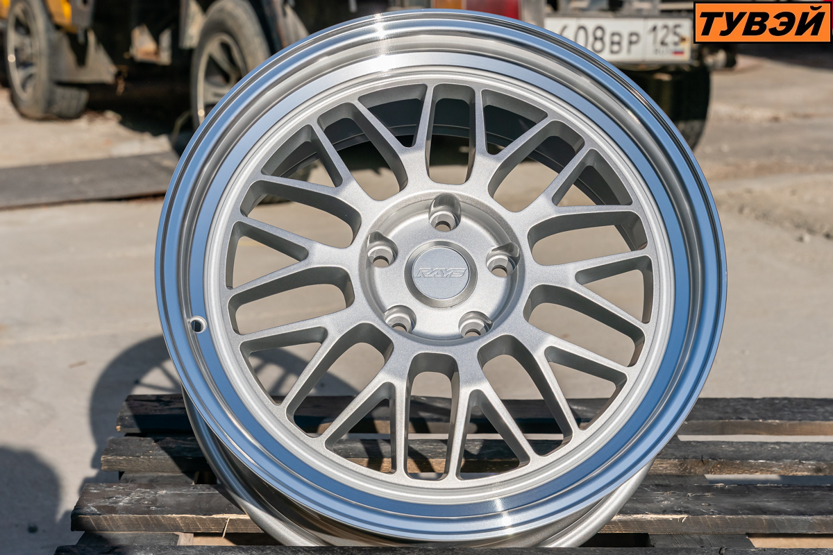 R18 Rays 21A Стиль 8.0J ET35 5*114.3 Серебро
